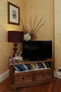 TV a/nebo společenská místnost v ubytování Donnybrook Hall