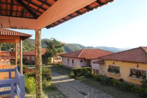 un grupo de casas con montañas en el fondo en Casa Temporada Itaipava, en Petrópolis