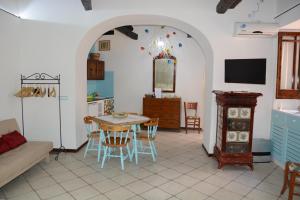 a kitchen and living room with a table and chairs at Syrakosia a Ortigia in Syracuse