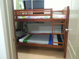 2 BR Sorrento Oasis في مانيلا: سريرين بطابقين في غرفة