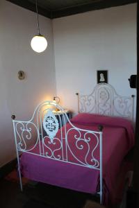 a pink and white bed in a room at Casa Dos Strecht's in Castelo de Paiva