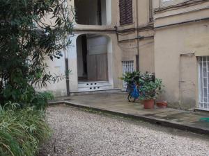 uma bicicleta azul estacionada em frente a um edifício em Holiday House Roma Vaticano em Roma