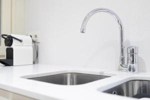 - un évier blanc avec un robinet dans l'établissement Bravissimo Cort Reial-1A, à Gérone