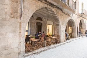 un groupe de personnes assises à des tables dans un bâtiment dans l'établissement Bravissimo Cort Reial-1A, à Gérone