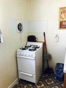 uma cozinha com um fogão branco num quarto em Marinette Inn em Marinette