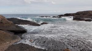 格拉纳迪利亚德亚沃纳Casa Mary的一片岩石海滩和波浪海洋