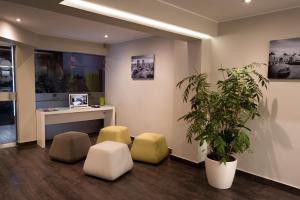 een kantoor met een bureau en een potplant bij Mariel Hotel Boutique in Lima
