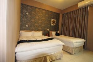 ein Hotelzimmer mit 2 Einzelbetten in der Unterkunft Hilarity B&B in Hualien