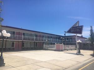 a building with a sign for a motel at Skylark Resort Motel in Wildwood
