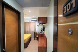 Postel nebo postele na pokoji v ubytování Coron Soleil Express Hotel