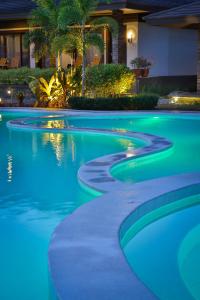 Bazén v ubytování Coron Soleil Express Hotel nebo v jeho okolí