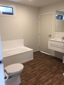 een badkamer met een toilet en een wastafel bij Fox Cottage in Ashwick Flat