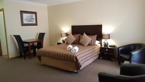 Letto o letti in una camera di Gateway Motor Inn