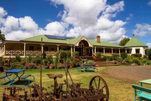 una casa con pannelli solari nella parte anteriore di Bestbrook Mountain Farmstay a Maryvale