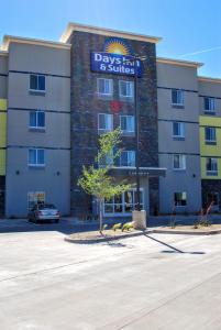 拉伯克的住宿－Days Inn & Suites by Wyndham Lubbock Medical Center，一座建筑,上面标有阅读酒店和套房的标志