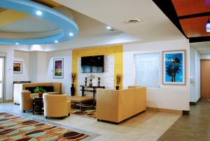 Predvorje ili recepcija u objektu Days Inn & Suites by Wyndham Lubbock Medical Center