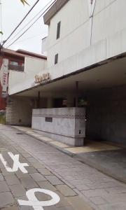 un parking vide à côté d'un bâtiment dans l'établissement Hotel Ikoma (Love Hotel), à Nagasaki