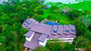 una vista aérea de una casa con piscina en Grand Tamarind Lake, en Kataragama