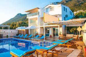 ein Hotel mit Swimmingpool und ein Resort in der Unterkunft Villa Erdo Kalkan 5 Bedroom Villa in Kalkan