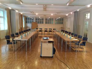 une grande chambre avec des tables et des chaises. dans l'établissement Waldhotel Bad Sulzburg, à Sulzburg