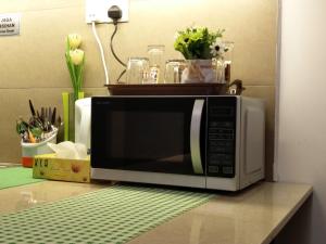 a microwave sitting on top of a counter at Mama Studio Inn in Kota Bharu