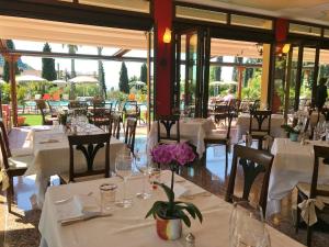 Foto dalla galleria di Villa Madrina Lovely and Dynamic Hotel a Garda