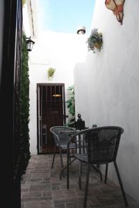 ヘレス・デ・ラ・フロンテーラにあるCasa Centro Jerez Marquesのパティオ(テーブル、椅子付)