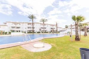 ein Bild von einem Swimmingpool in einem Ferienresort in der Unterkunft Apartamentos Turísticos Taymar in Chiclana de la Frontera