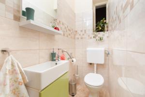 łazienka z toaletą i umywalką w obiekcie Apartment Dragana w mieście Kaštela