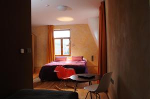 A bed or beds in a room at Hotel Kokořín