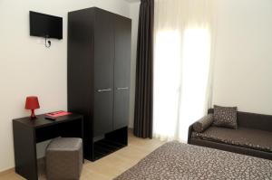 salon z czarną szafką i krzesłem w obiekcie Hotel Morena w mieście Lido di Jesolo