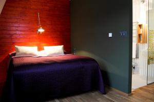 A bed or beds in a room at Hotel Kokořín