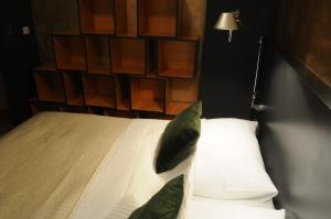 A bed or beds in a room at Hotel Kokořín