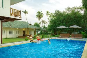 un gruppo di persone che giocano in piscina di Cyrus Resort by Tolins Hotels & Resorts a Alleppey