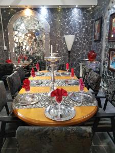 エルメロにあるIzimbali Lodge and Restaurantのテーブル(皿、ワイングラス付)