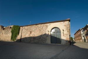 a building with a gate on the side of it at Casa Del Palacio in Aguilafuente