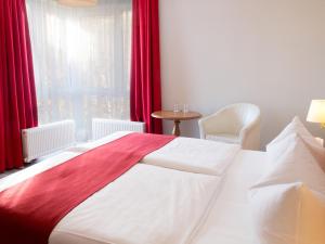 Postel nebo postele na pokoji v ubytování DORMERO Hotel Plauen