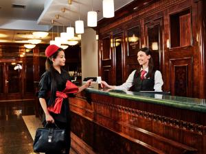 Členové personálu v ubytování Menorah Hotel