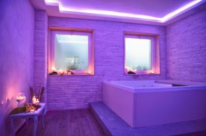 A bed or beds in a room at Antica Quercia Villa & Spa