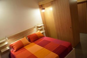 1 dormitorio con 1 cama colorida en una habitación en All'Incanto di Mary, en Nápoles