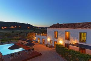 Villa con piscina al lado de un edificio en Quinta Tapada Do Gramacho en Silves