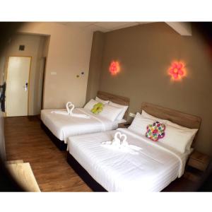 Postel nebo postele na pokoji v ubytování Hotel Flora Plus