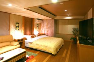 伊賀市にあるオーラリゾート伊賀 (大人専用)のベッドルーム(ベッド1台、ソファ、テレビ付)