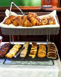 une présentation de différents types de pâtisseries sur une table dans l'établissement Hôtel De France - Restaurant L'insolite, à Douarnenez