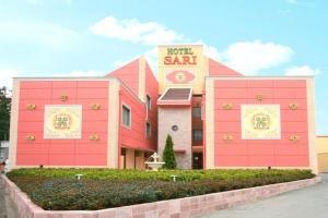 亀山市にあるサリ リゾート 関インター店 (大人専用)の赤い建物