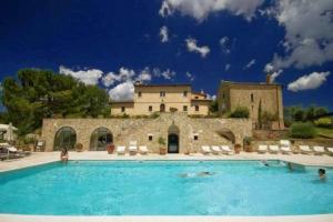 einem großen Pool vor einem Gebäude in der Unterkunft Tenuta Decimo - Villa Dini in San Gimignano