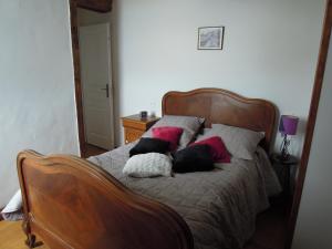 Un dormitorio con una cama con almohadas. en manoir de saint supplix, en Octeville-sur-Mer