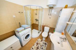 W łazience znajduje się umywalka i pralka. w obiekcie Apartment Maggi w mieście Preko +37 zdjęć