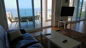 ein Wohnzimmer mit einem Sofa und einem Tisch in der Unterkunft Villa Dobre Vode in Dobra Voda