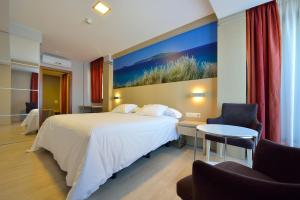Postel nebo postele na pokoji v ubytování Hotel Puente de La Toja + 37 fotografií